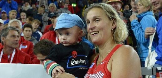 Oštěpařka Barbora Špotáková se svým dítětem.