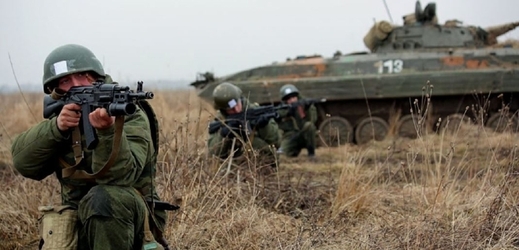 Ruští vojáci s obrněným vozem pěchoty (ilustrační foto).