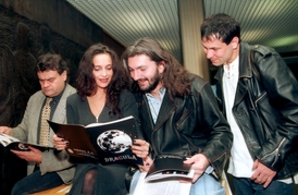 Tisková konference k premiéře muzikálu Dracula (1995). Zleva: Karel Svoboda, Lucie Bílá, Daniel Hůlka a Pavel Vítek.