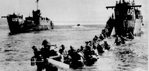 Spojenečtí vojáci se vyloďují na jednu z pláží u Toulonu během druhého dne operace.