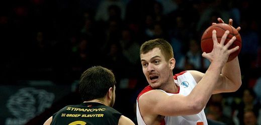 Basketbalisté Nymburku už se v příští sezoně nebudou moci spolehnout na rakouského pivota Rašída Mahalbašiče (vpravo).