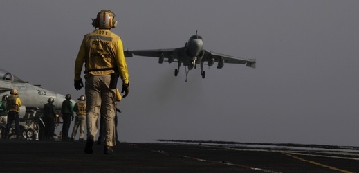 Americký stíhací letoun F/A-18C Hornet přistává na letadlové lodi USS George H.W. Bush po návratu z irácké mise.