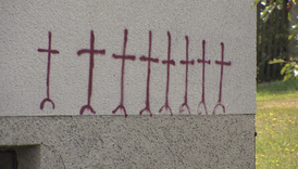 Osm křížů - znamení osmi obětí.