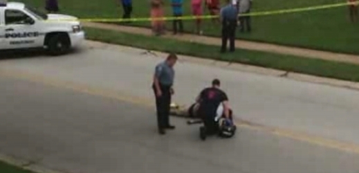 Americká televize KMOV-TV zveřejnila záběry mrtvého těla Michaela Browna.