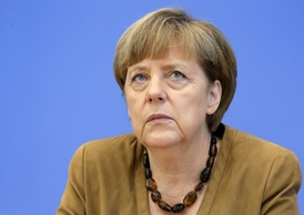Loni vyšlo najevo, že americká NSA monitorovala mobilní telefon německé kancléřky Angely Merkelové.