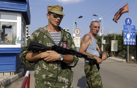 Proruští rebelové hlídají hraniční přechod Izvaryne na ukrajinsko-ruské hranici, východní Ukrajina.
