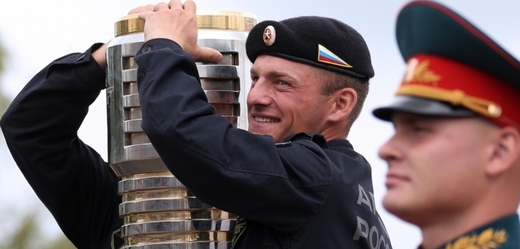 Vítězní ruští členové posádky přebírají ocenění.