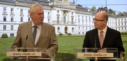 Prezident Miloš Zeman (vlevo) a premiér Bohuslav Sobotka (snímek z 21. července 2014).