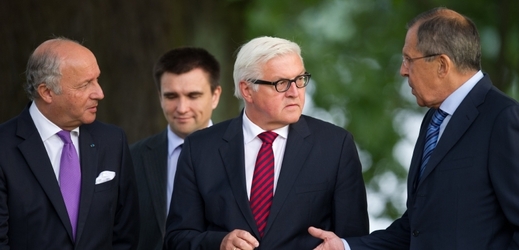 Zleva francouzský ministr zahraničí Laurent Fabius, šéf ukrajinské diplomacie Pavlo Klimkin, jeho německý protějšek Frank-Walter Steinmeier a ruský ministr zahraničí Sergej Lavrov.