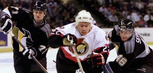 Pavel Skrbek (na archívním snímku vpravo) byl v roce 1999 členem české "legie" v Pittsburghu Penguins.