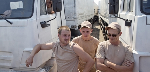 Řidiči ruských humanitárních náklaďáků.
