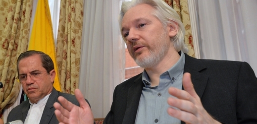 Assange na ekvádorské ambasádě.