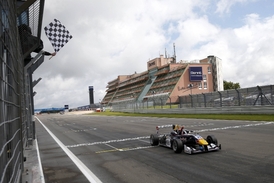 Rok 2014. Verstappen junior triumfuje na slavném Nürburgringu ve formuli 3. Za rok si atmosféru legendárního okruhu užije už před plnými tribunami.