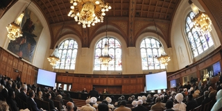 Jednací síň Rozhodčího soudu v Haagu.