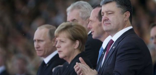 Putin (vlevo) a Porošenko (vpravo) na oslavách výročí Dne D ve Francii.