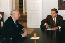 Gorbačov (vlevo) se zakladatelem Fora 2000 Václavem Havlem (archivní foto).