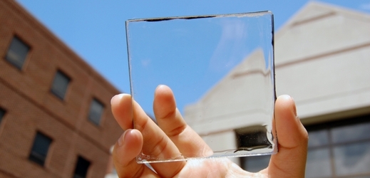 Vypadá jako obyčejné sklo, ale dokáže těžit sluneční energii. Nový solární článek.
