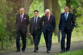 Ministři zahraničí na schůzce v Berlíně. Zleva Francouz Laurent Fabius, Ukrajinec Pavlo Klimkin, Němec Frank-Walter Steinmeier a Rus Sergej Lavrov.