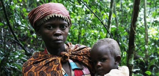 Žena z národa Batwa s dítětem.