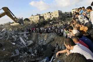 Kráter po izraelské bombě v Gaze. Předtím tu stál dům, v jehož troskách zemřelo 20 lidí.