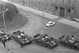 Srpnové události 1968 v pražských ulicích, tanky před budovou ÚV KSČ.