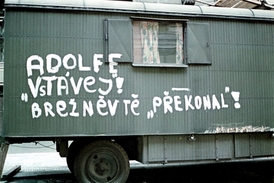 Nápis Adolfe "Vstávej"! Brežněv tě "překonal"! Srpen 1968 v pražských ulicích.
