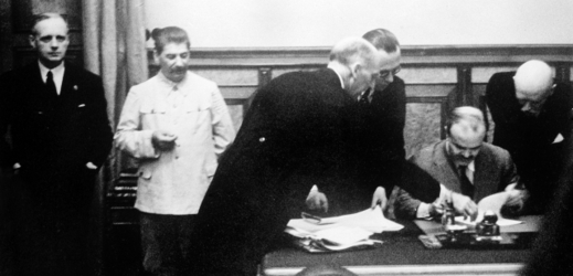 Ministr zahraničí SSSR Vjačeslav Molotov při podpisu sovětsko-německé smlouvy o neútočení. Vlevo stojí německý ministr zahraničí Joachim von Ribbentrop a Stalin.