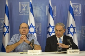 Izraelský premir Benjamin Netanjahu (vpravo) a ministr obrany Moše Jaalon armádu chválí.