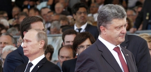 Ruský prezident Vladimir Putin se svým ukrajinským protějškem Petrem Porošenkem.