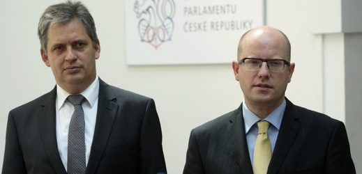Ministr pro lidská práva Jiří Dienstbier (vlevo) a premiér Bohuslav Sobotka.