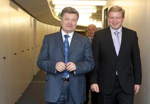 Petr Porošenko (vlevo) a eurokomisař Štefan Füle.