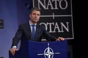 Šéf NATO Rasmussen odsuzuje ruský humanitární konvoj na Ukrajině. 
