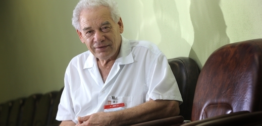 Lékař Josef Hyánek ve svých 81 letech stále aktivně ordinuje.