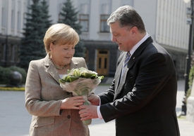 Petro Porošenko s Angelou Merkelovou.