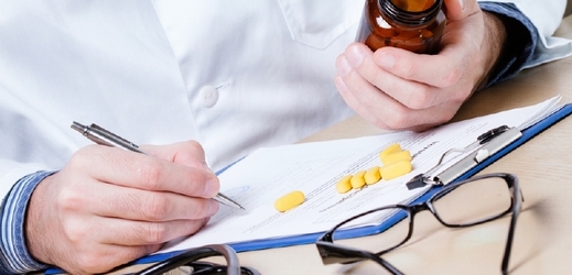 Farmaceutické firmy si často štědře předcházejí lékaře, aby předepisovali jejich medikamenty (ilustrační foto).