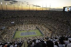 Největší tenisový stadion na světě nese jméno podle bývalého afroamerického hráče Arthura Ashe.