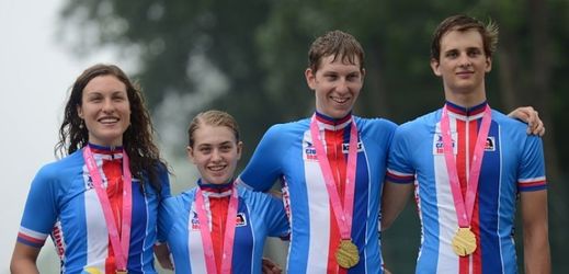 Smíšená štafeta cyklistů vybojovala pro českou výpravu první zlato. Zleva: Barbora Průdková, Nikola Nosková, Jan Rajchart a Roman Lehký.
