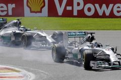 Hned na počátku Velké ceny měli piloti Mercedesu Nico Rosberg a Lewis Hamilton kolizi, která druhého jmenovaného vyřadila ze závodu.