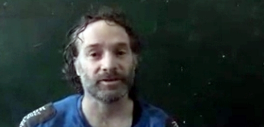 Snímek z videa, na kterém Peter Theo Curtis vydává prohlášení.