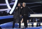 Jim Carrey a Jeff Daniels předali cenu za nejlepší popové video.