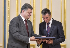 Ukrajinský prezident Porošenko a šéf NATO Rasmussen.