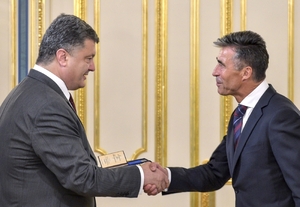 Ukrajinský prezident Porošenko a šéf NATO Rasmussen.