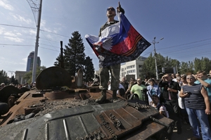 Ruský separatista hovoří 24. srpna v Doněcku k lidem.