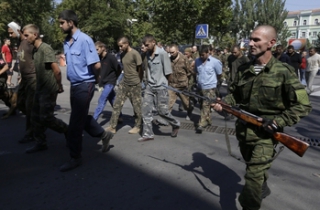 Potupný a ponižující pochod zajatých ukrajinských vojáků v Doněcku.