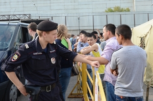 Moskevská policie u tábora Asiatů bez domova.