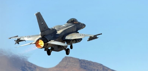 Start amerického letounu F-16E ve výzbroji Emirátů.