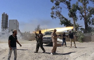 Bojovníci z mistrátských milic útočí na Tripolis.