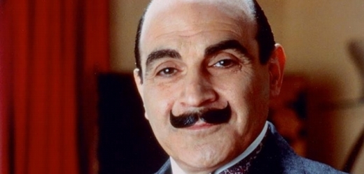 Herec David Suchet jako legendární detektiv s hlavou jako vejce a vždy perfektně upraveným knírem - Hercule Poirot.