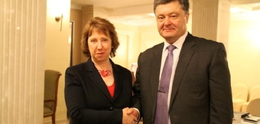 Prezident Porošenko a šéfka unijní diplomacie Ashtonová.