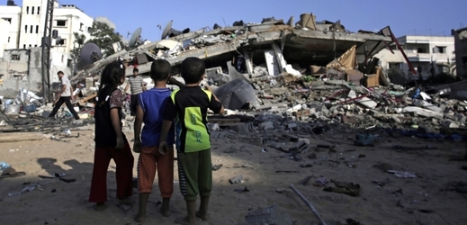 Děti si prohlížejí trosky v Gaze.